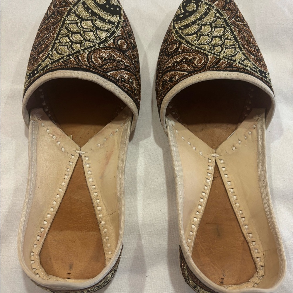 Pakistani/indian styl traditionally Embroidered Black and Gold Flats/ khusa